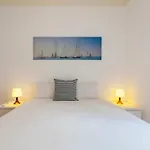 Modern 1Bed AptSleeps4 nr Av Almirante Reis